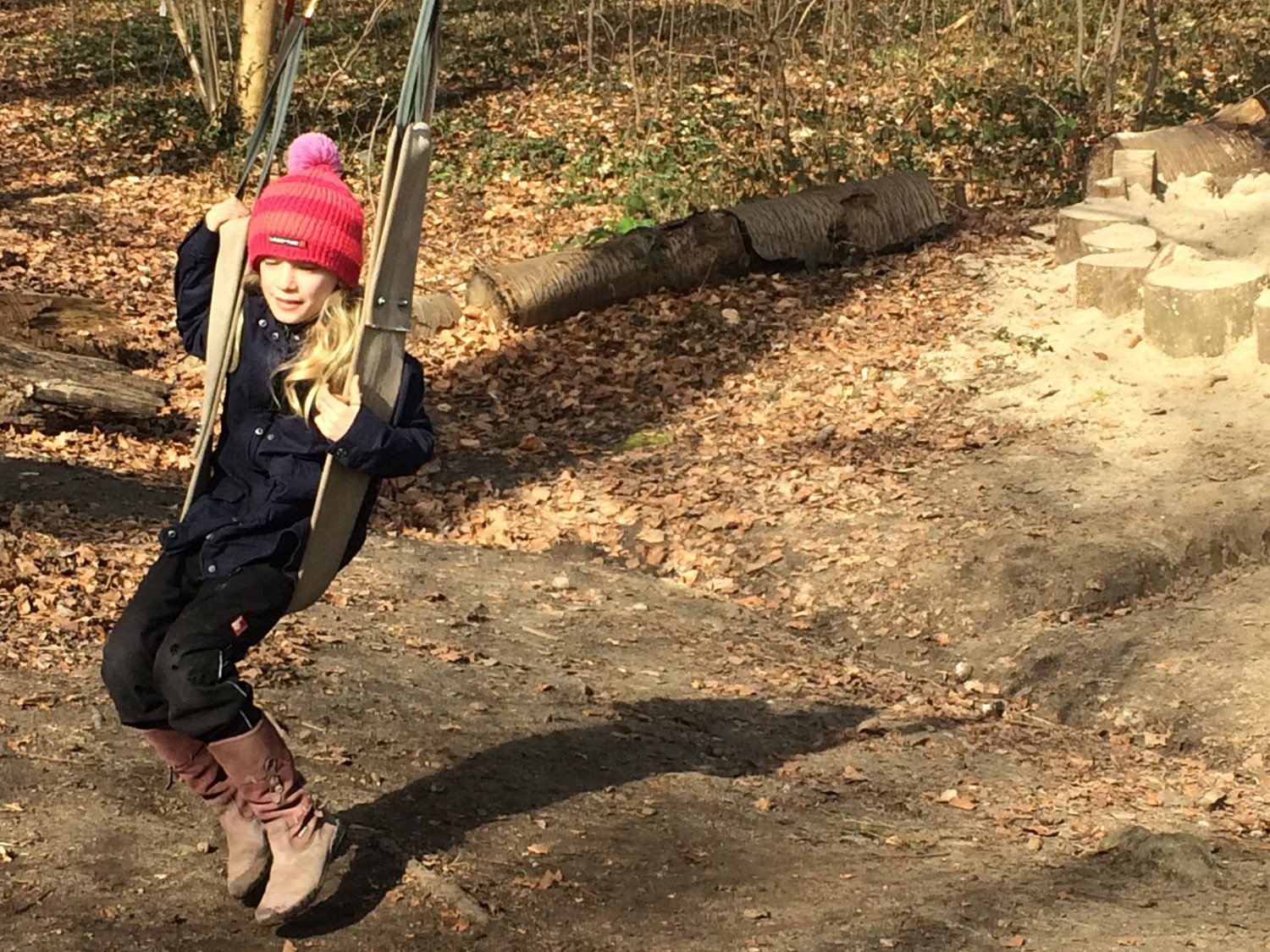 Schaukeln macht Spaß im Waldkindergarten
